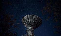 Featured image of post FRB 'Batu Rosetta' Terungkap: Sinyal Misterius Antariksa Akhirnya Punya Alamat