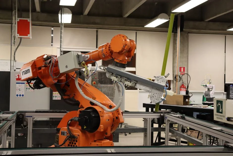 Ilustrasi robot industri yang bekerja di jalur produksi pabrik.
