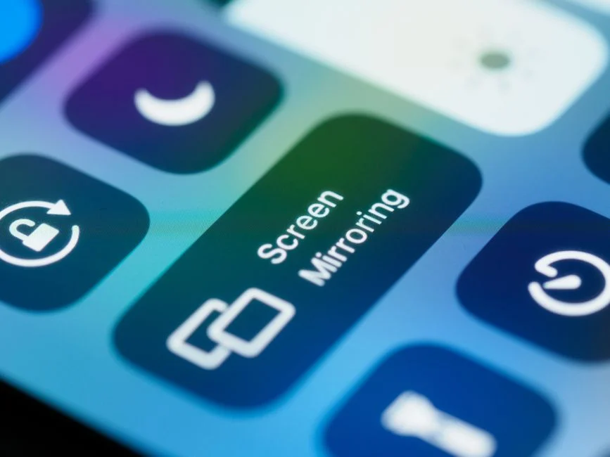 Tampilan tangan yang sedang melakukan factory reset pada smartphone.