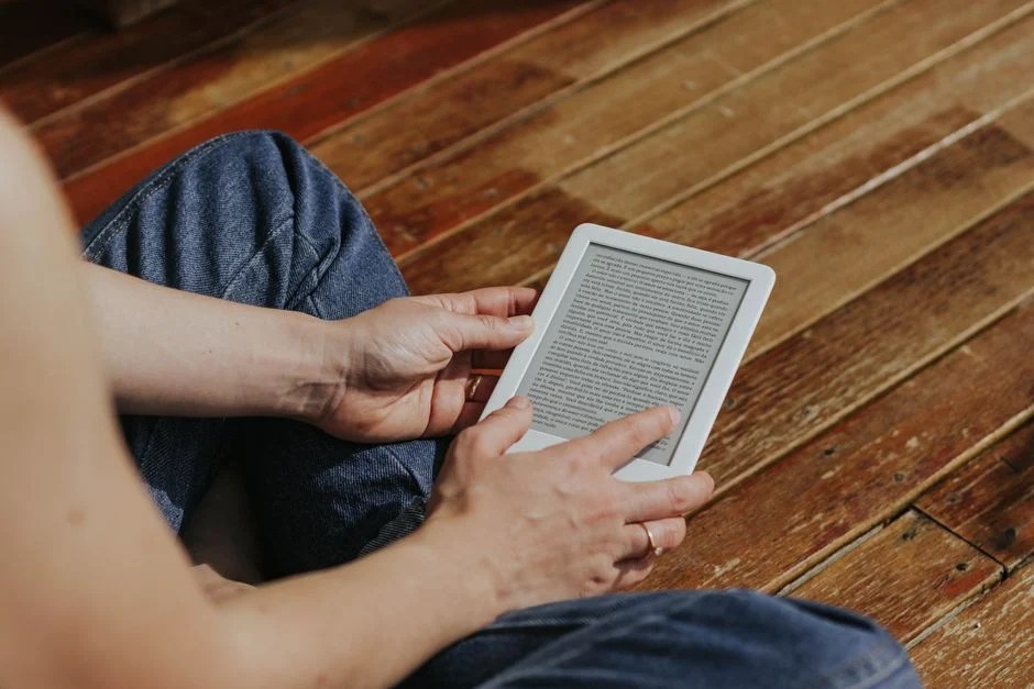 E-reader vs tablet: mana yang pas buat kebiasaan baca kamu?