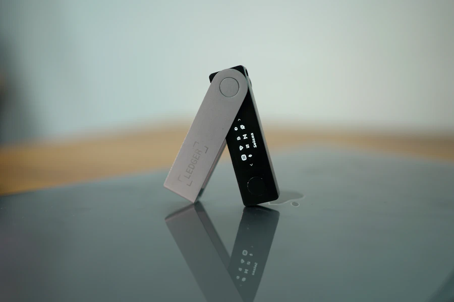 Ilustrasi engsel ponsel lipat yang kuat dengan material titanium.