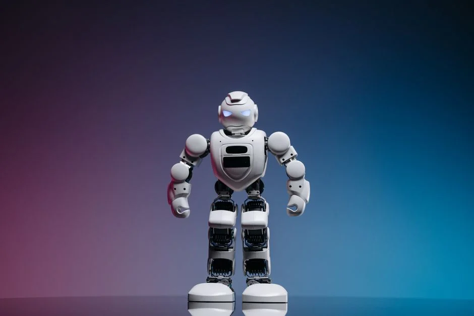 Ilustrasi robot humanoid Apptronik Apollo 2 yang sedang mengambil sarung tangan dari rak.