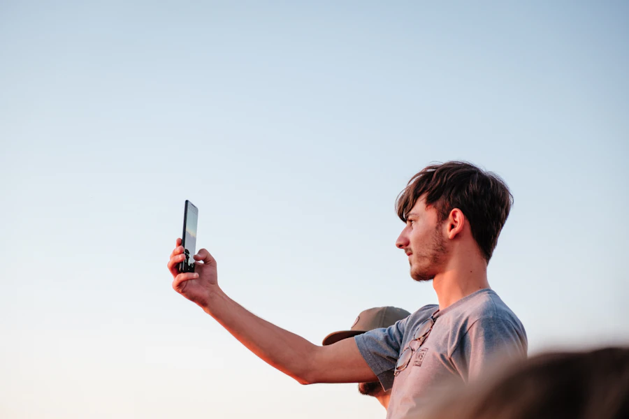 Ilustrasi seseorang sedang merekam video selfie untuk verifikasi akun.