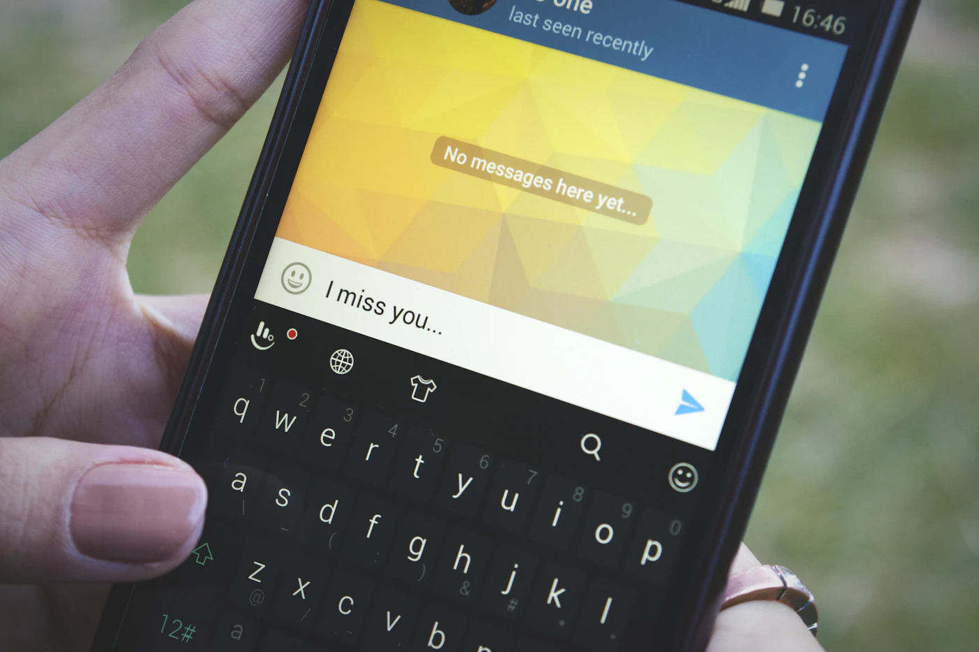 Pengguna mematikan notifikasi aplikasi karena merasa terganggu oleh frekuensi yang berlebihan.