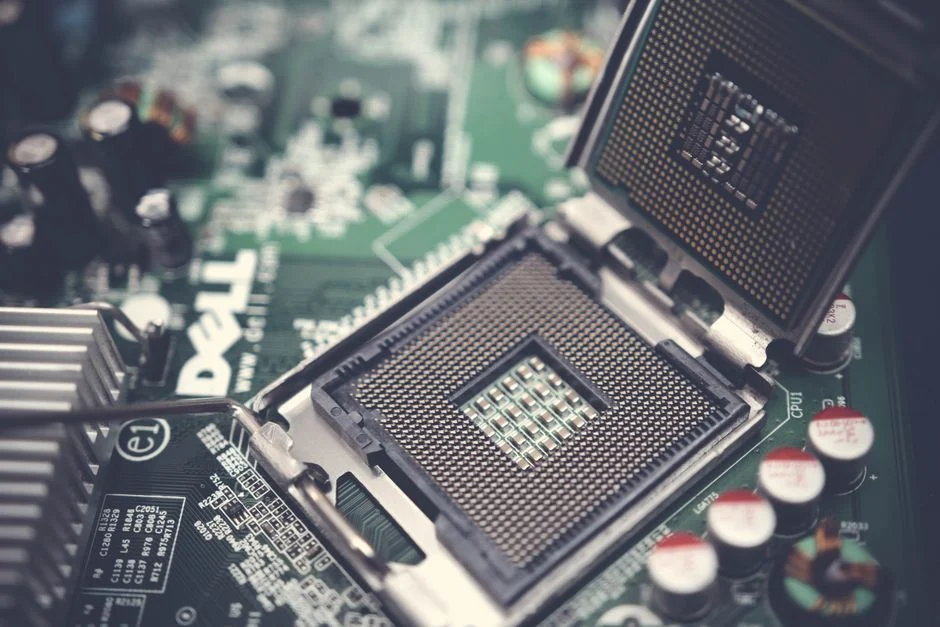 Ilustrasi chip Qualcomm di papan sirkuit.