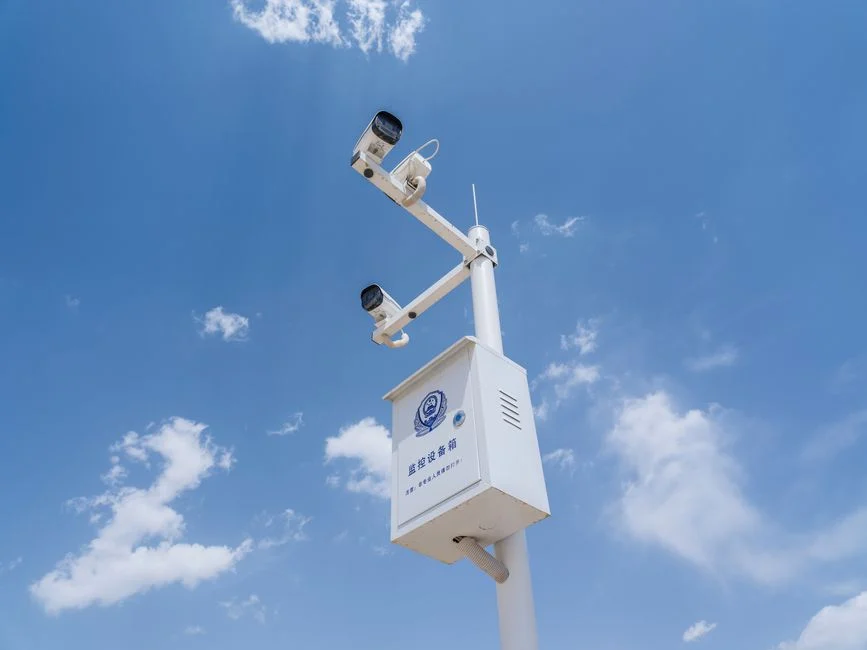 Tampilan antarmuka UniFi Protect yang menunjukkan deteksi AI pada video kamera
