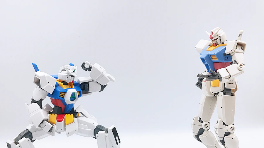 Ilustrasi dua robot humanoid bertarung di arena berbentuk hexagon.