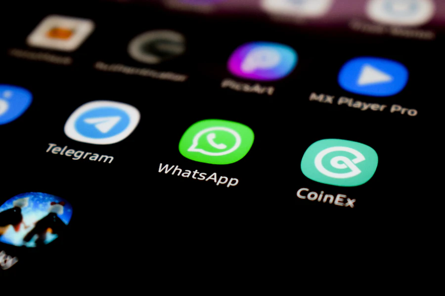 Ilustrasi antarmuka WhatsApp di layar iPad