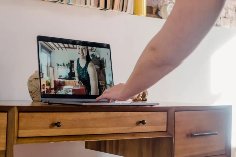 WhatsApp Web kini bisa buat telepon dan video call, gak perlu aplikasi desktop