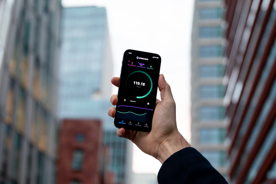 Ilustrasi seseorang menggunakan smartphone dengan koneksi 5G.