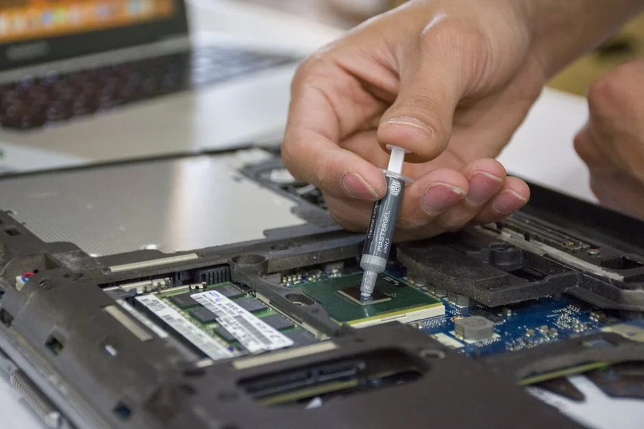 Seorang perempuan sedang memeriksa kesehatan baterai laptopnya.