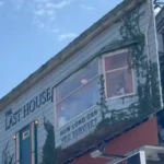 Bukan Layar, Netflix Taruh Manusia Asli di Dalam Billboard untuk Promosi Film