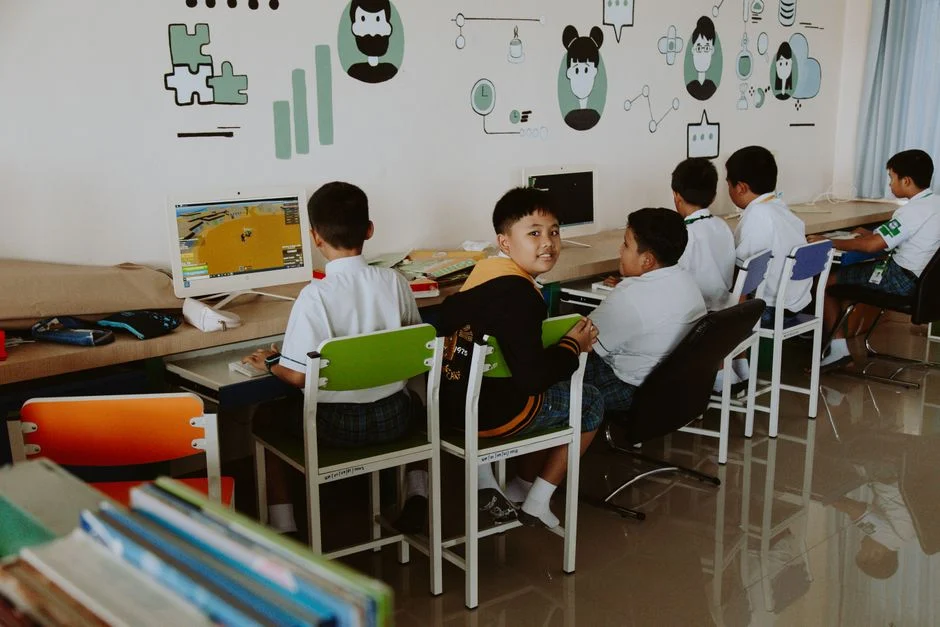 Ilustrasi peserta program pelatihan AWS yang sedang belajar AI di kelas.