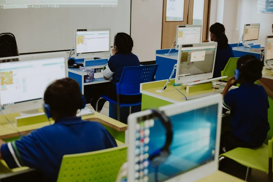 Eks pekerja pabrik sampai guru, begini AI AWS ubah hidup mereka