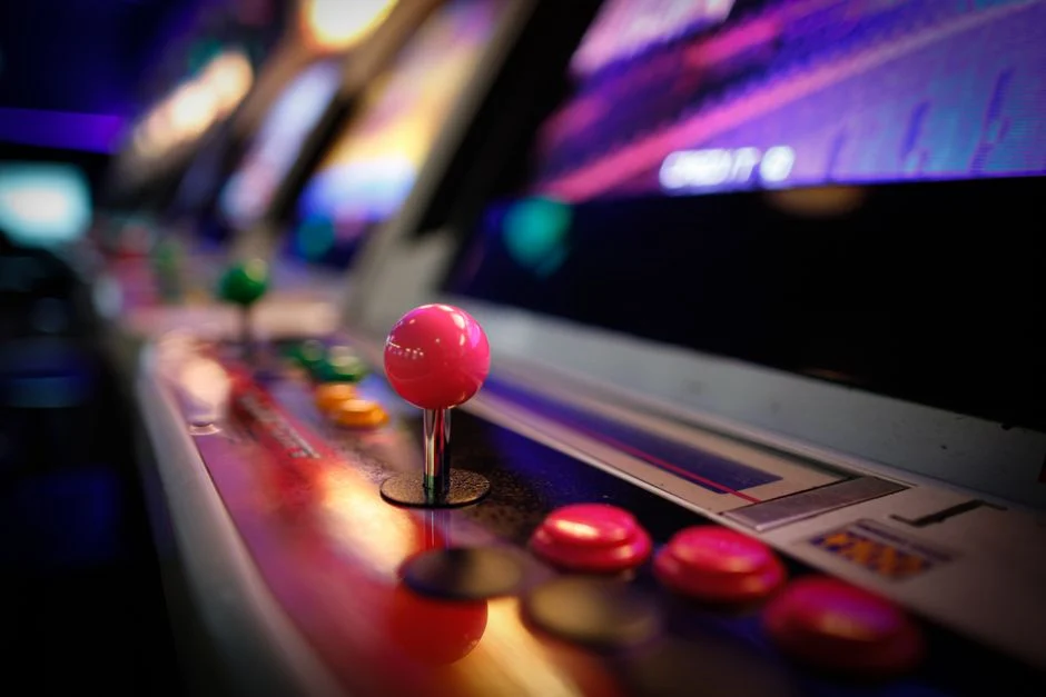Ilustrasi konsol game Atari yang ikonik, mewakili era keemasan game retro.