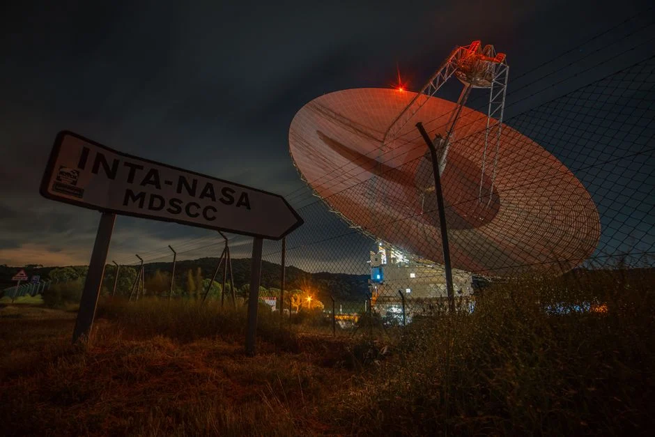 Ilustrasi konstelasi satelit GPS yang mengorbit Bumi.