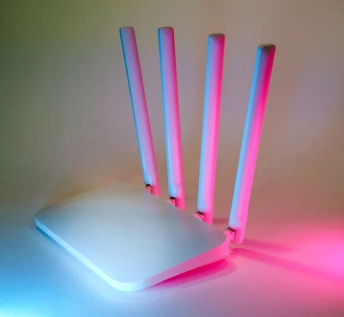 Ilustrasi keamanan wifi rumah dengan router dan perangkat terkunci.