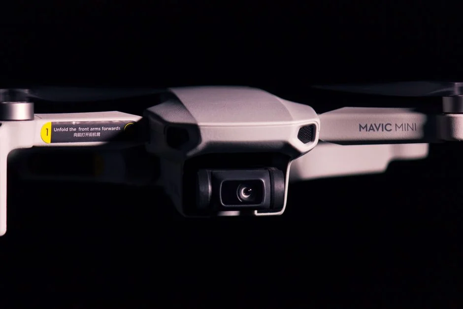 Detail kamera DJI Mini 5 Pro dengan gimbal yang fleksibel.