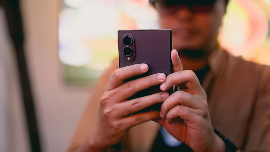 Ilustrasi Samsung Galaxy Z Fold8 yang sedang dilipat