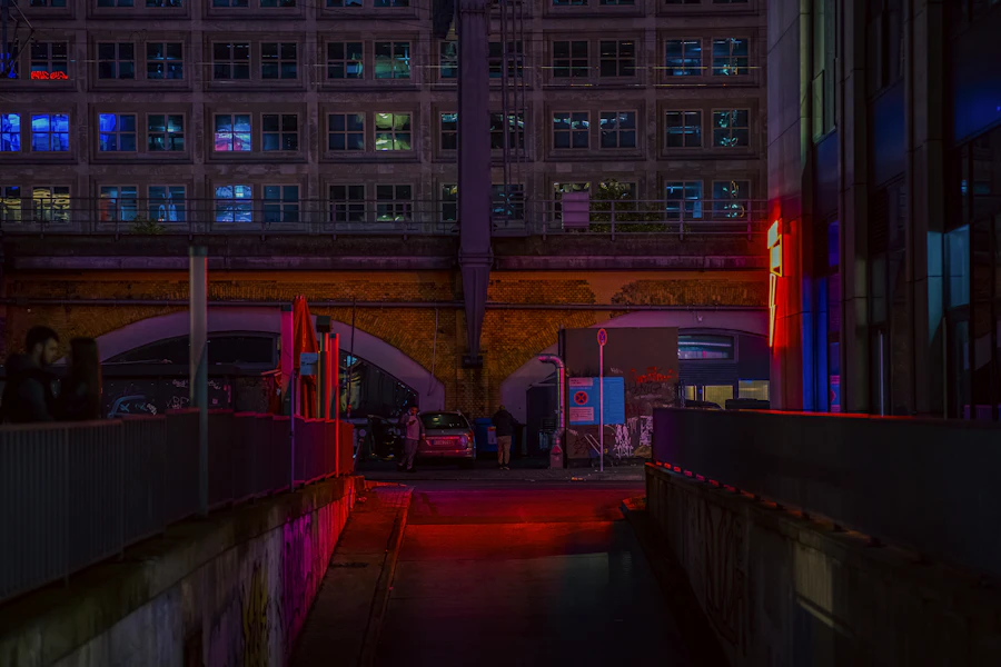 Ilustrasi kota futuristik yang sering muncul dalam game bergenre cyberpunk.