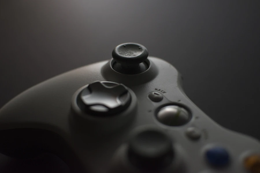 Ilustrasi seseorang bermain game dengan kontroler Xbox 360 di PC.
