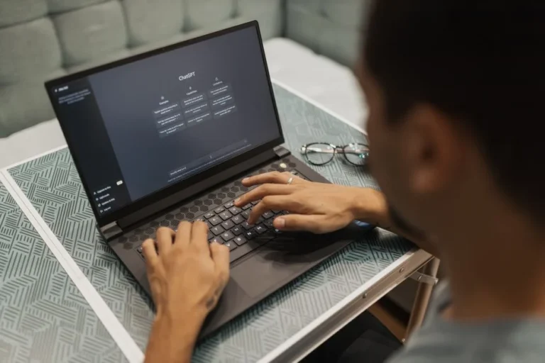 Awalnya anti, kini guru di Tapanuli ini malah pakai AI buat ngajar