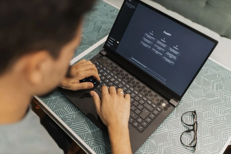 Ilustrasi seorang guru sedang menggunakan aplikasi AI di tablet untuk membantu mengajar di kelas