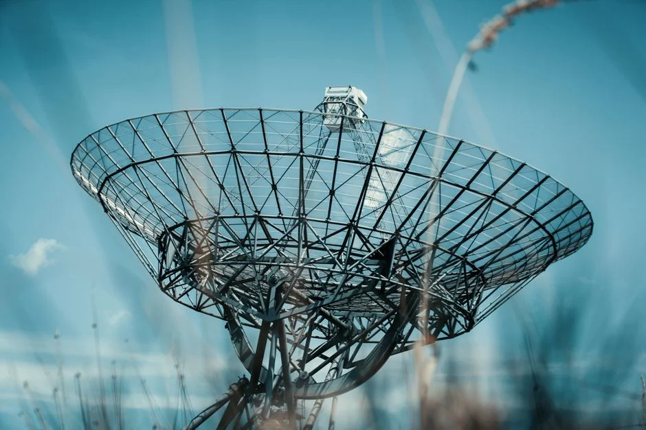 Ilustrasi piringan satelit internet yang menerima sinyal dari High-Throughput Satellite (HTS).
