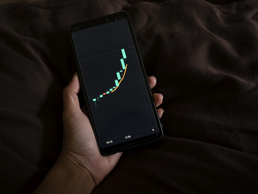 Seseorang sedang menganalisis grafik crypto di ponselnya.
