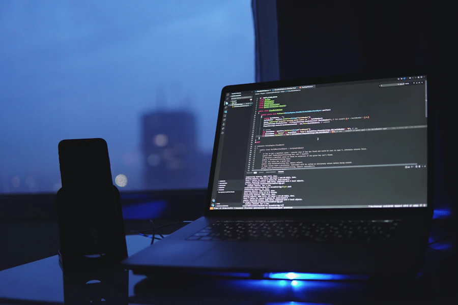 Ilustrasi seseorang yang menjadi korban serangan social engineering dengan laptop.