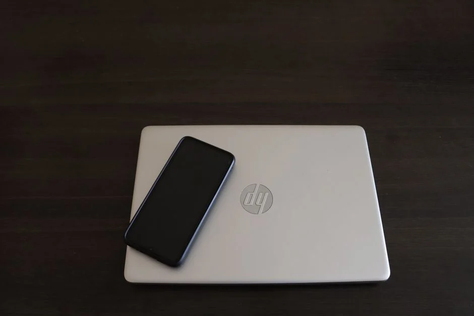 Penampakan Googlebook buatan Asus dengan keyboard berlampu latar dan engsel 360 derajat.