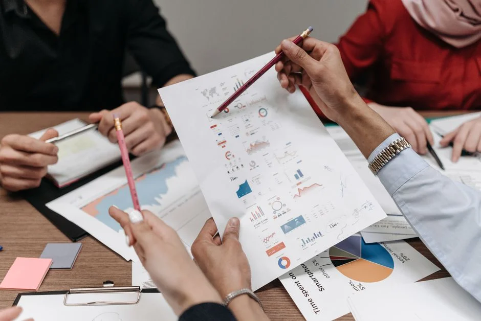 Tim startup berdiskusi mencari solusi untuk tantangan bisnis.