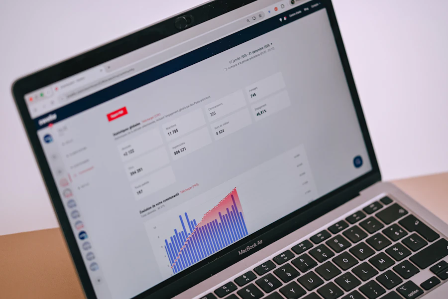 Seseorang sedang memeriksa pengaturan keamanan pada laptopnya.
