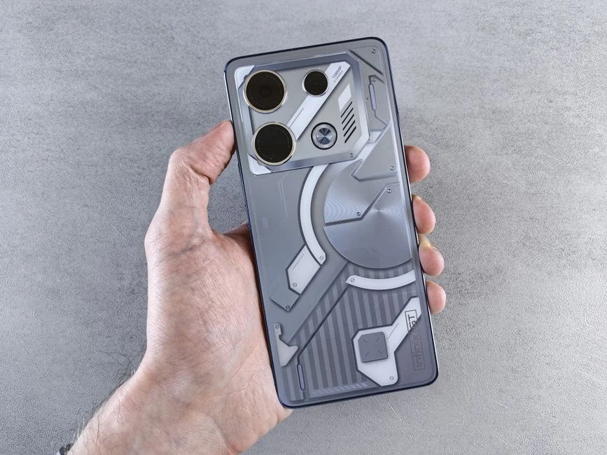 Ilustrasi render bocoran Google Pixel 11 Pro XL dengan desain camera bar yang baru.
