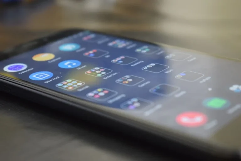 Ponsel lipat mulai membosankan, kenapa ini kabar baik buat Apple?