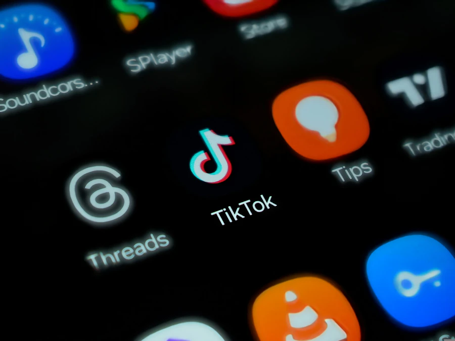 Kreator TikTok Live sedang berinteraksi dengan penonton di ponselnya.